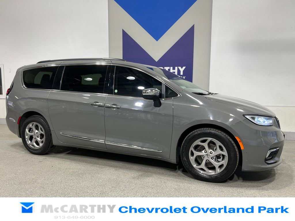 Used 2023 Chrysler Pacifica Limited image 3