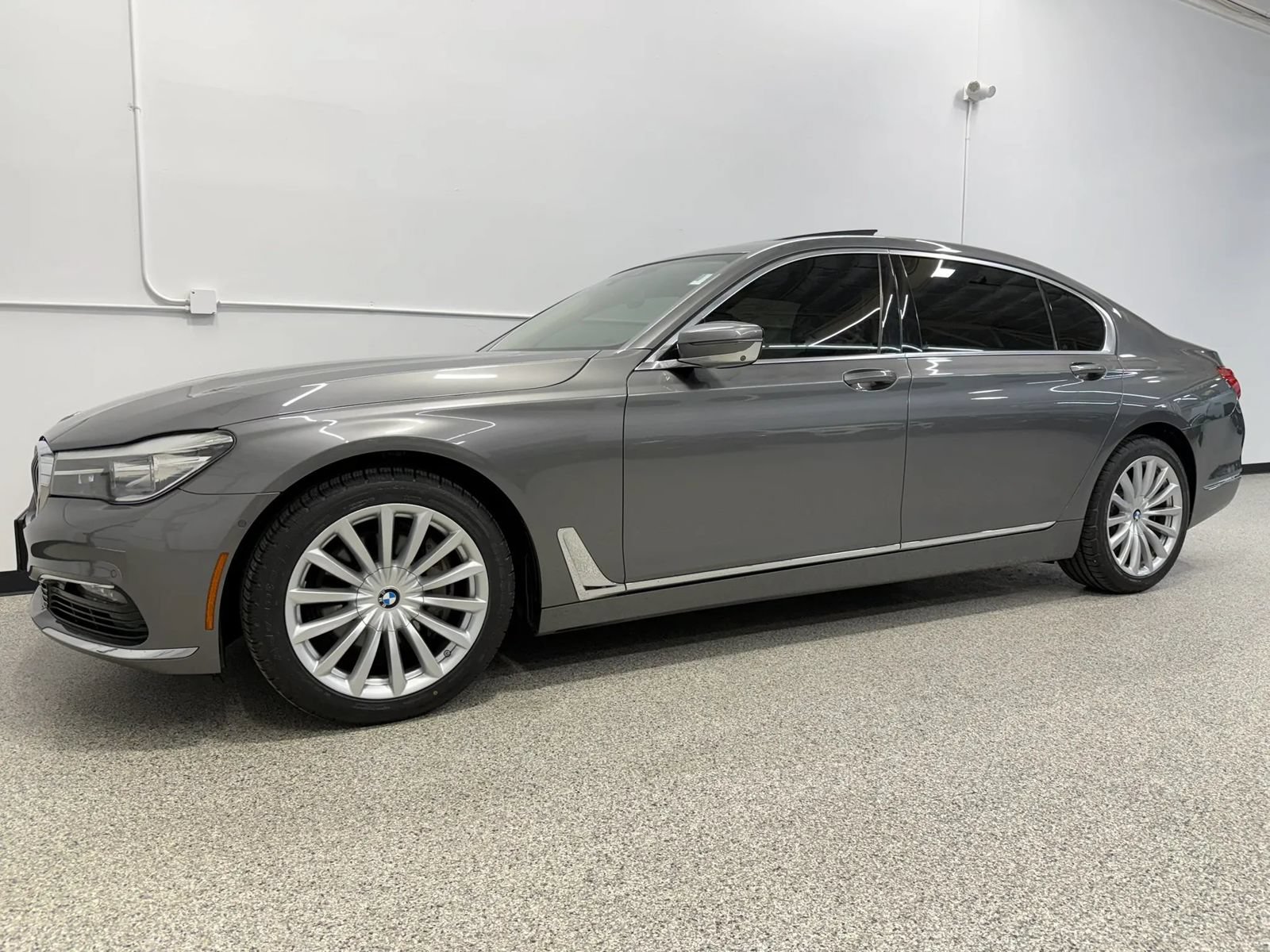 Used 2017 BMW 740i xDrive AWD/4WD image 2