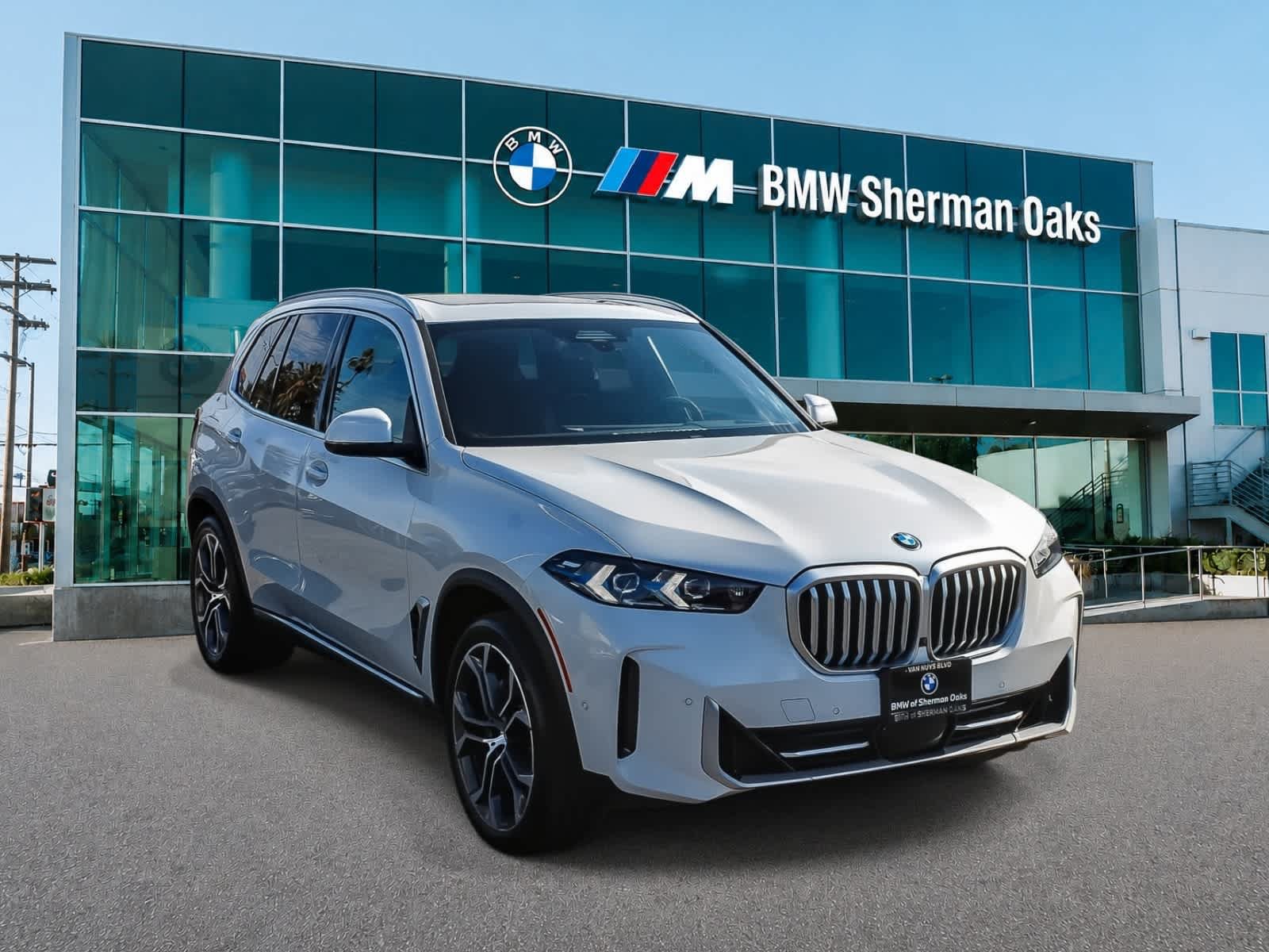 Used 2024 BMW X5 xDrive40i w/ Premium Package AWD/4WD image 3