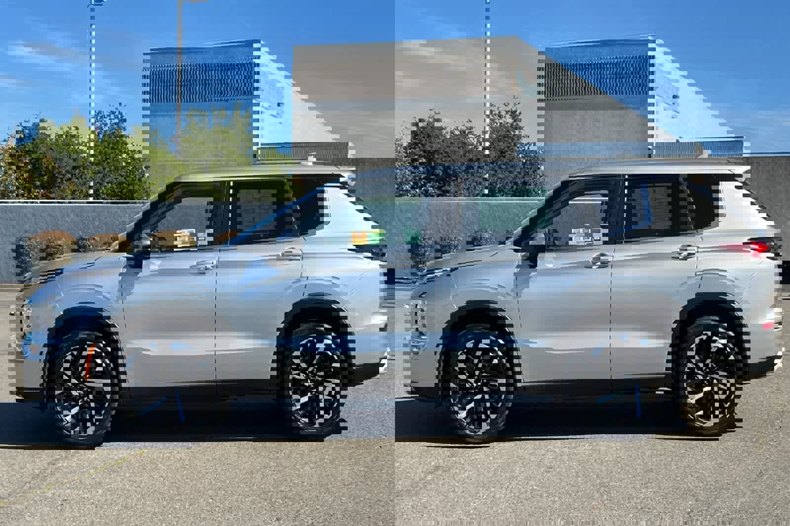 Used 2023 Mitsubishi Outlander SE image 9