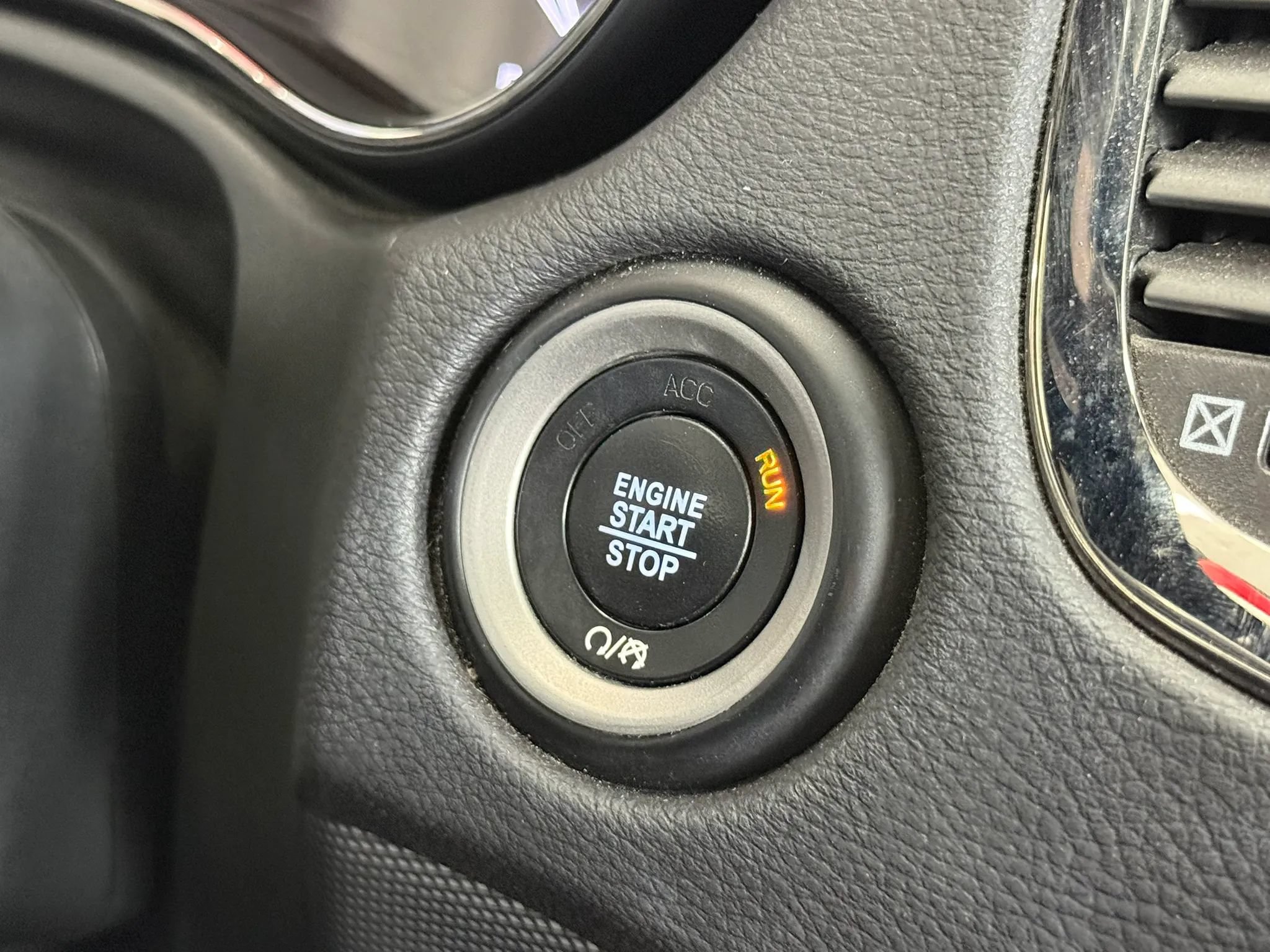 Used 2020 Dodge Durango R/T w/ Blacktop Package AWD/4WD image 17