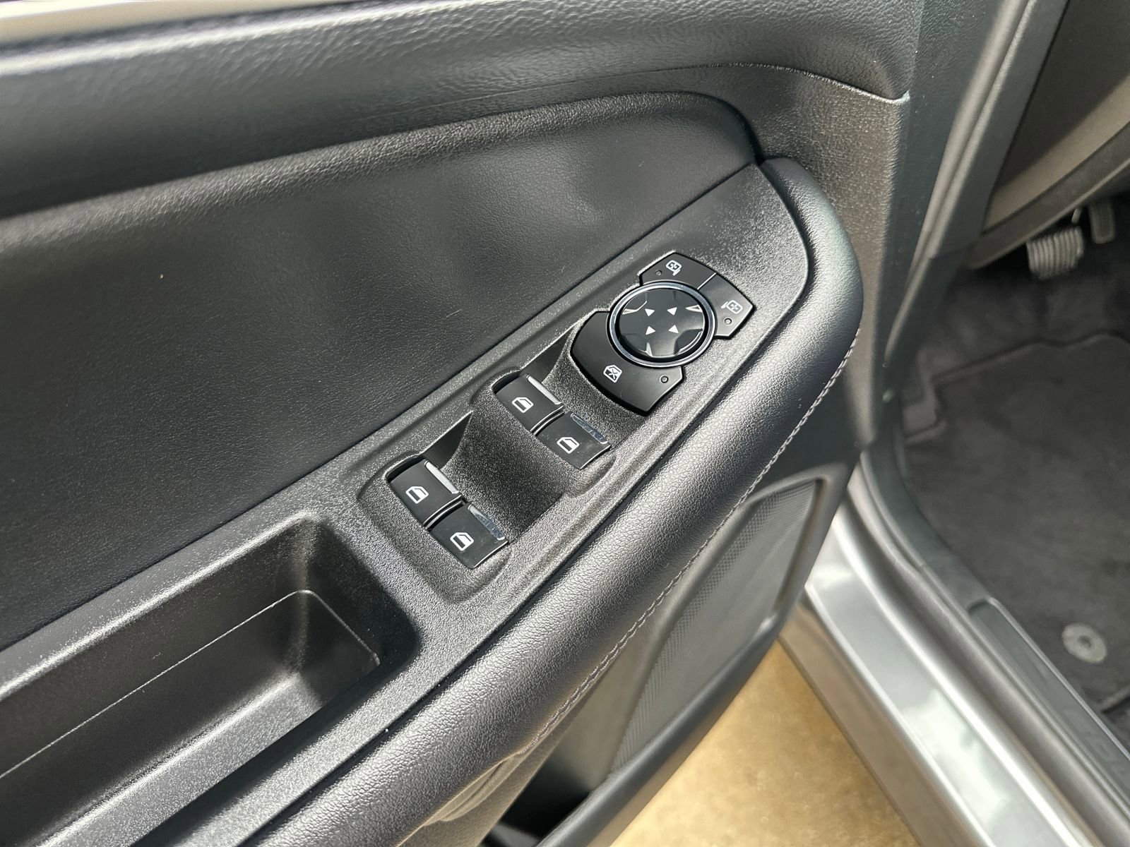 Used 2024 Ford Edge SEL w/ Convenience Package image 11