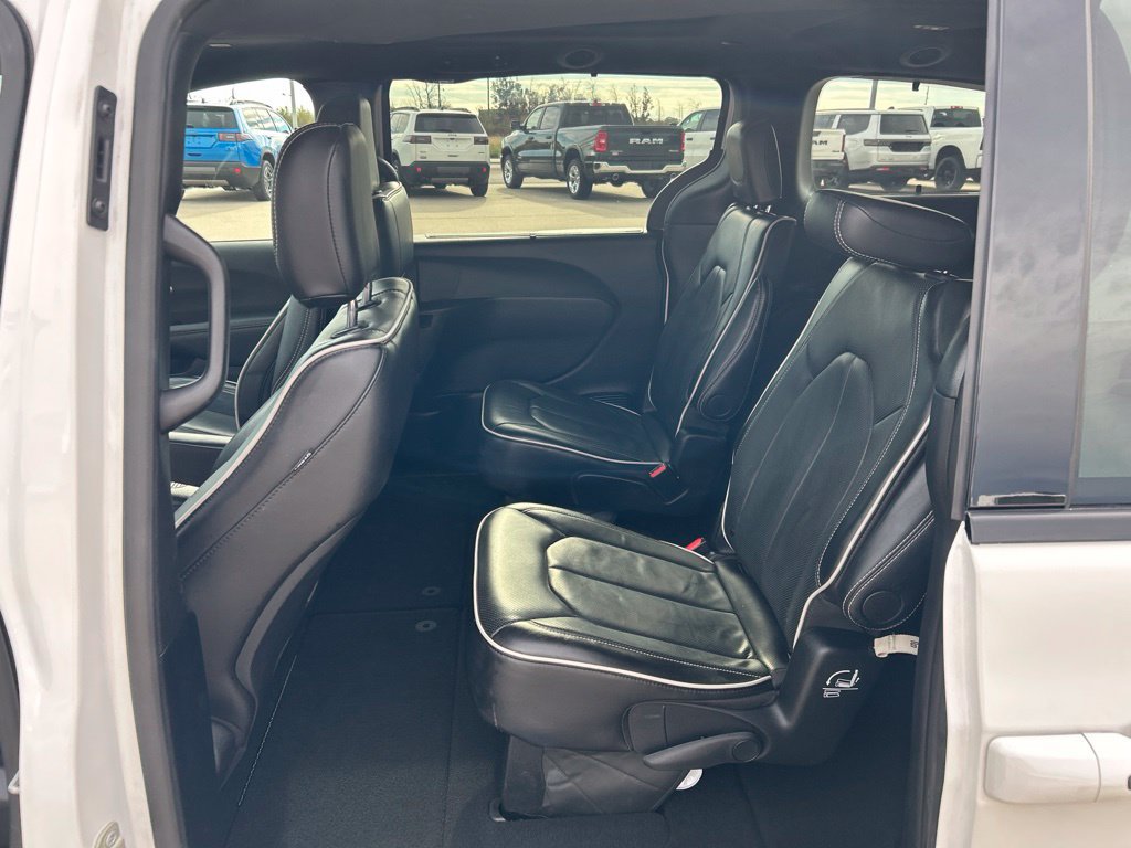 Used 2025 Chrysler Pacifica Limited FWD image 10