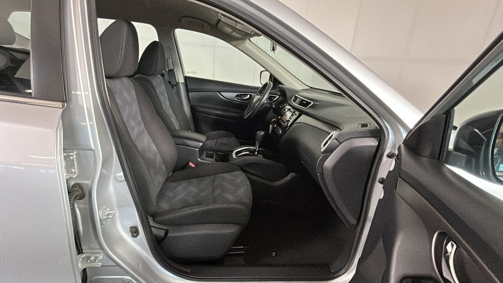 Used 2016 Nissan Rogue S AWD/4WD image 35