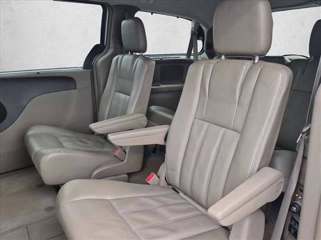 Used 2015 Chrysler Town & Country Touring FWD image 30