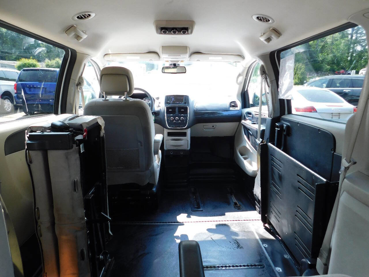 Used 2019 Dodge Grand Caravan SE image 24