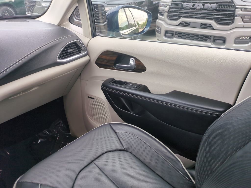 Used 2022 Chrysler Pacifica Limited FWD image 19