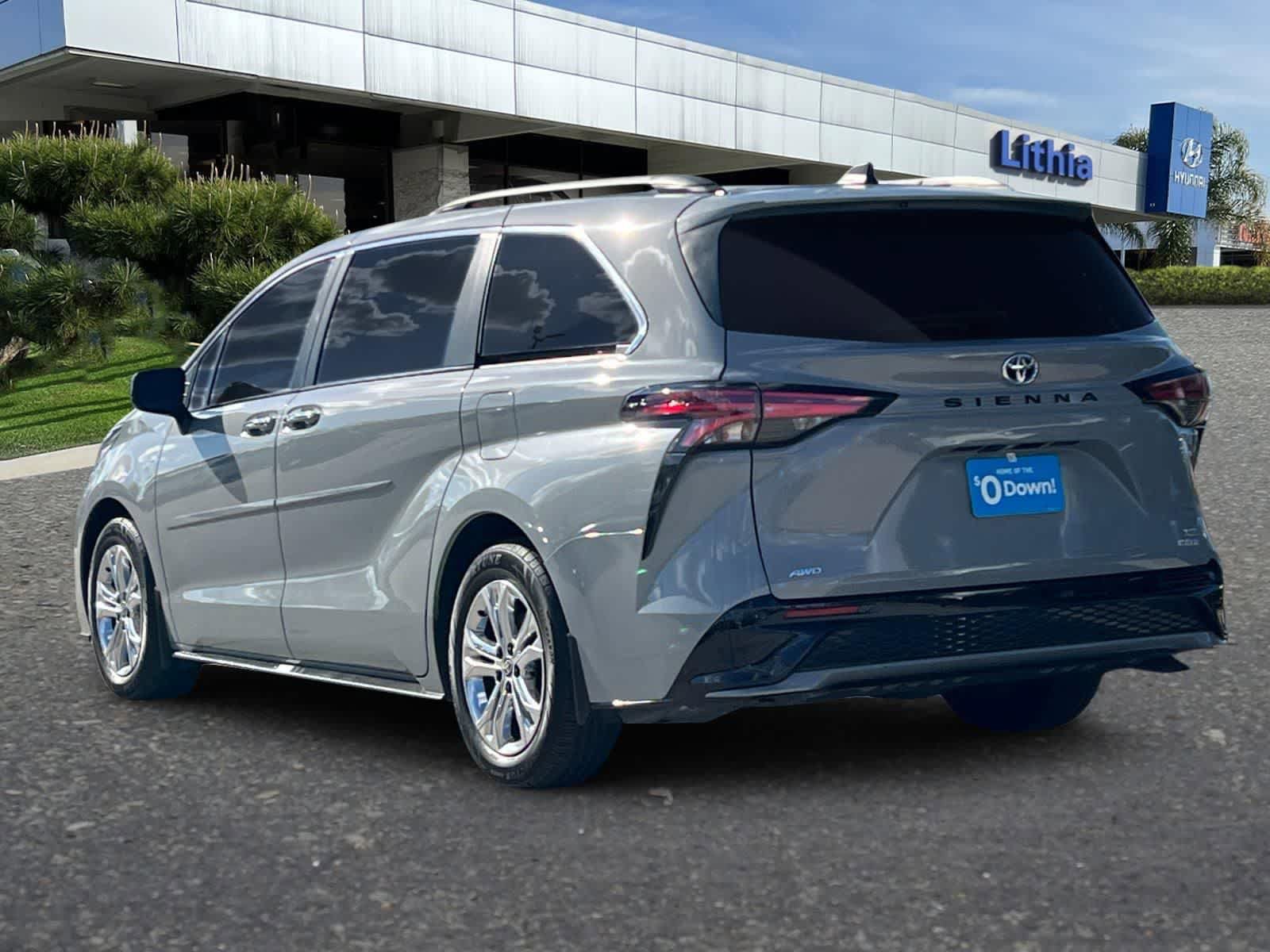Used 2023 Toyota Sienna XSE w/ XSE Plus Package AWD/4WD image 7