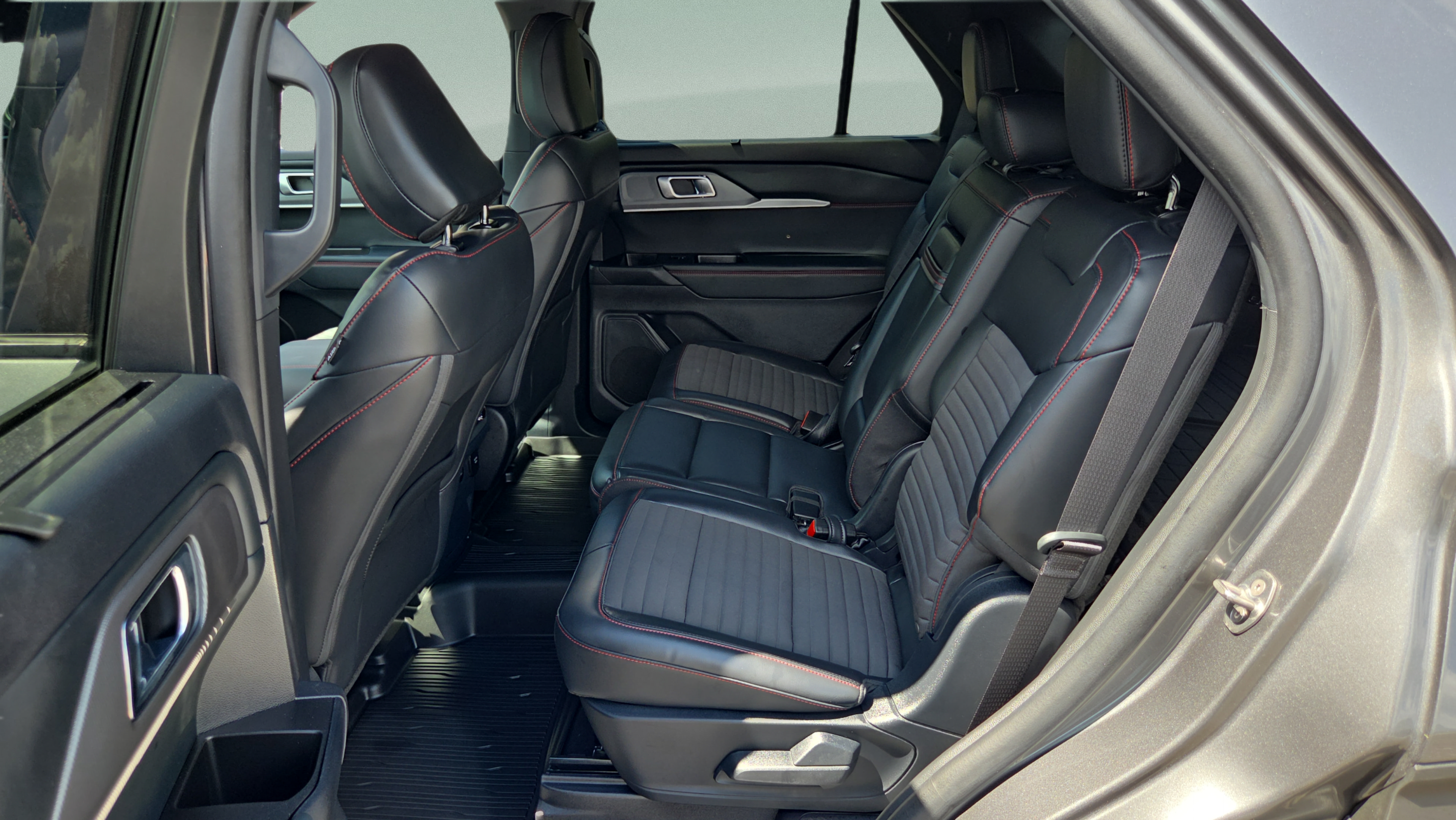 Used 2025 Ford Explorer ST-Line w/ Premium Package RWD image 10