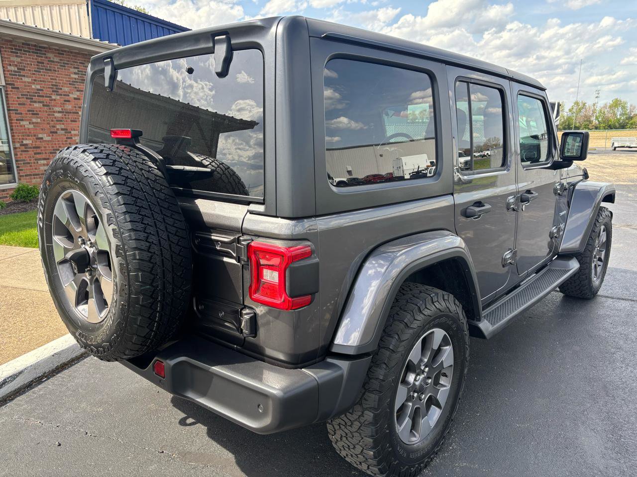 Used 2018 Jeep Wrangler Unlimited Sahara AWD/4WD image 3