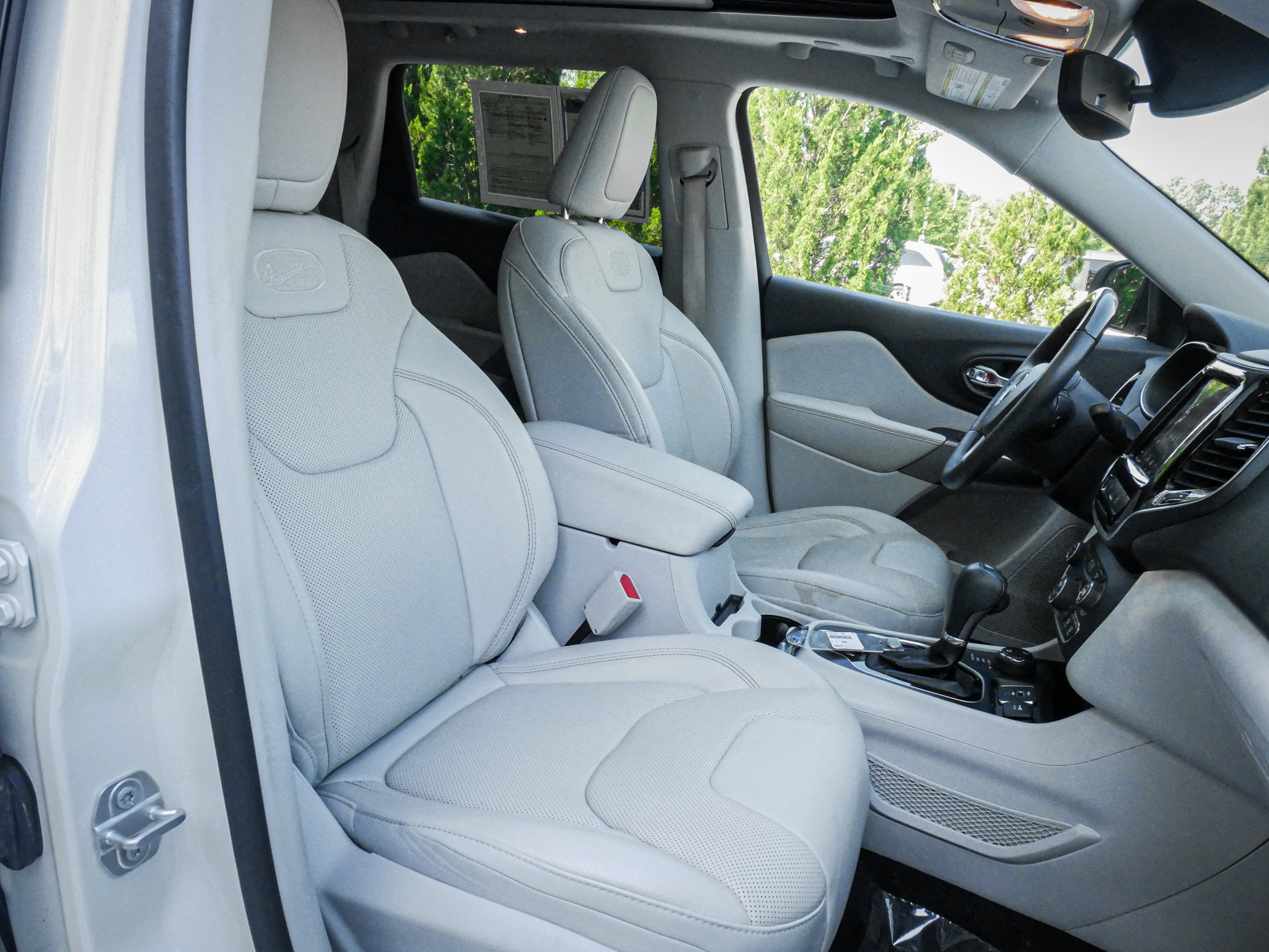 Used 2019 Jeep Cherokee Overland w/ Technology Group AWD/4WD image 33