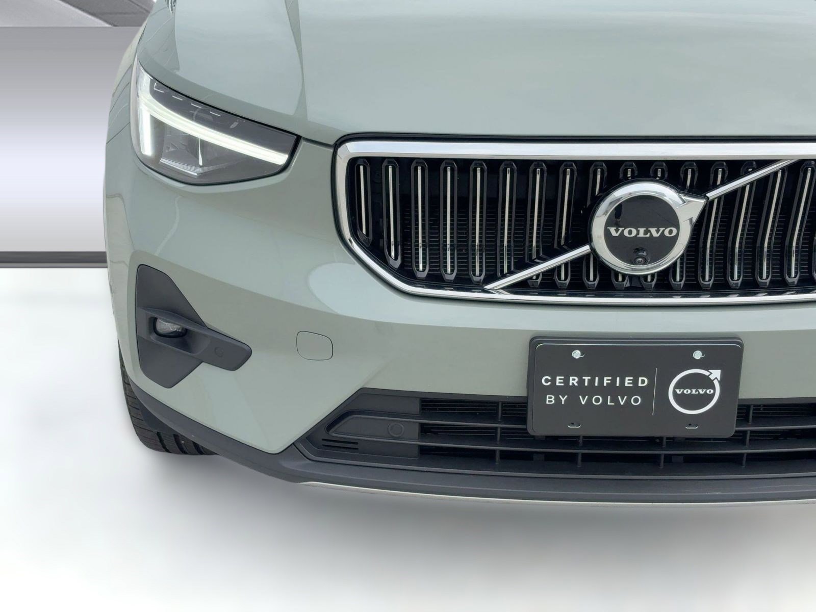 Certified 2025 Volvo XC40 B5 Plus image 28