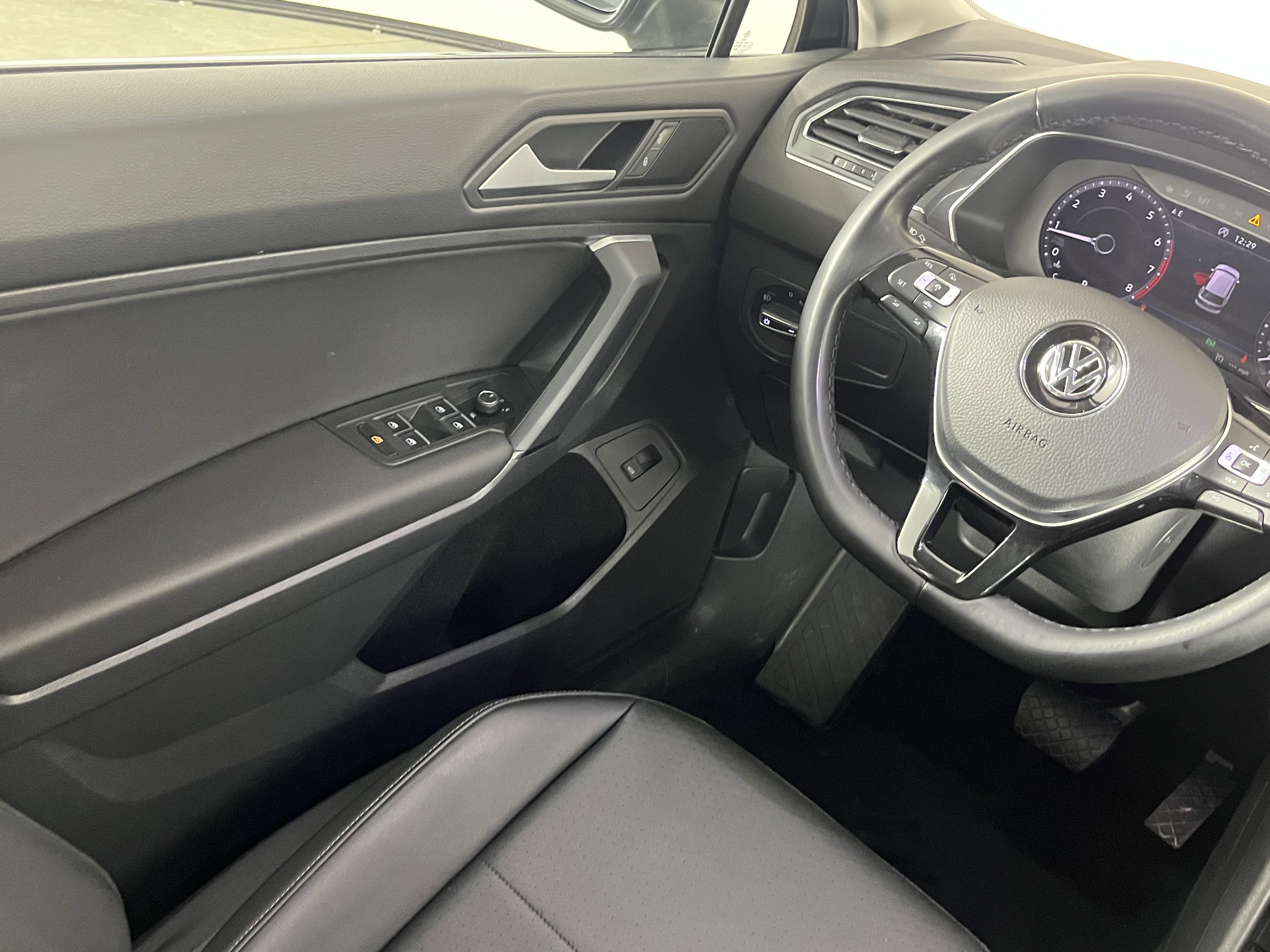 Used 2019 Volkswagen Tiguan SEL w/ 3rd Row Seat Package image 9