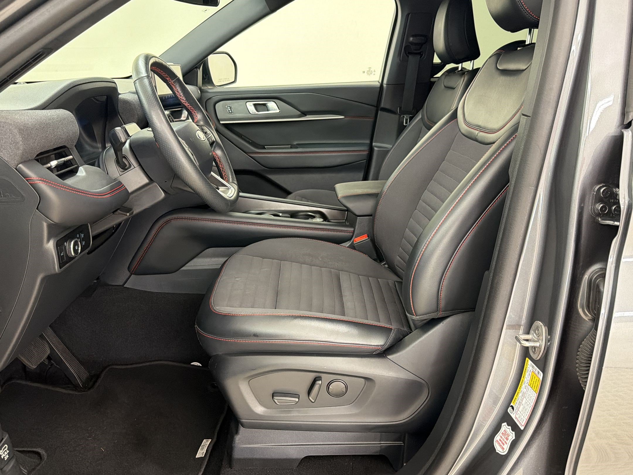 Certified 2025 Ford Explorer ST-Line w/ ST-Line Street Pack AWD/4WD image 5
