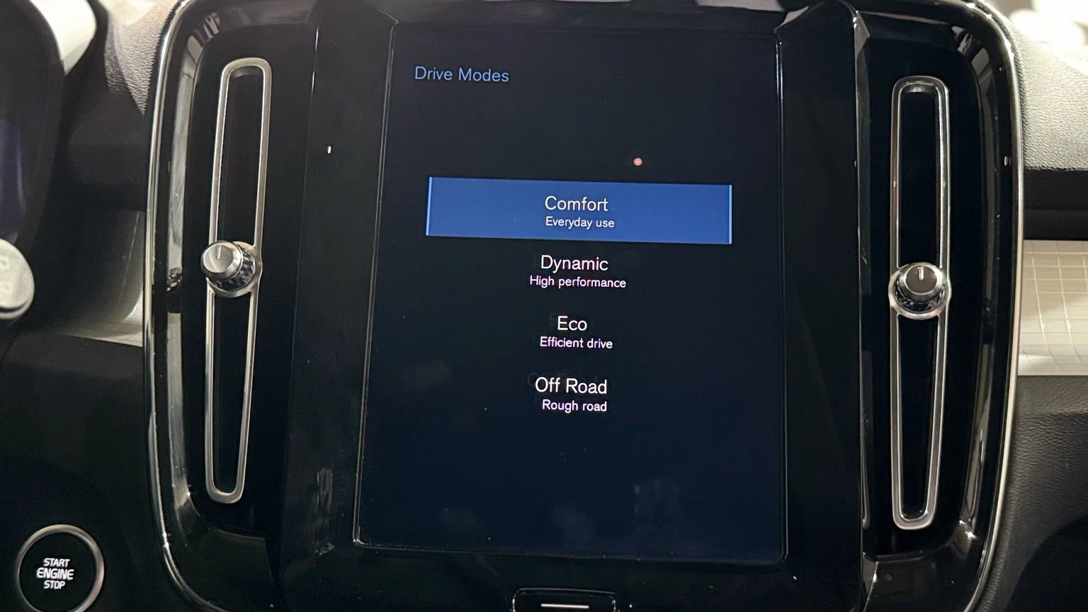 Used 2020 Volvo XC40 T5 Momentum image 64