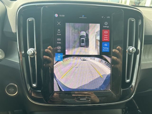 Certified 2025 Volvo XC40 B5 Plus AWD/4WD image 23