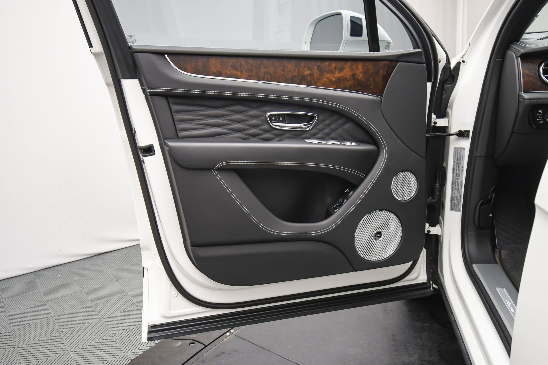 Used 2023 Bentley Bentayga Extended Wheelbase image 44