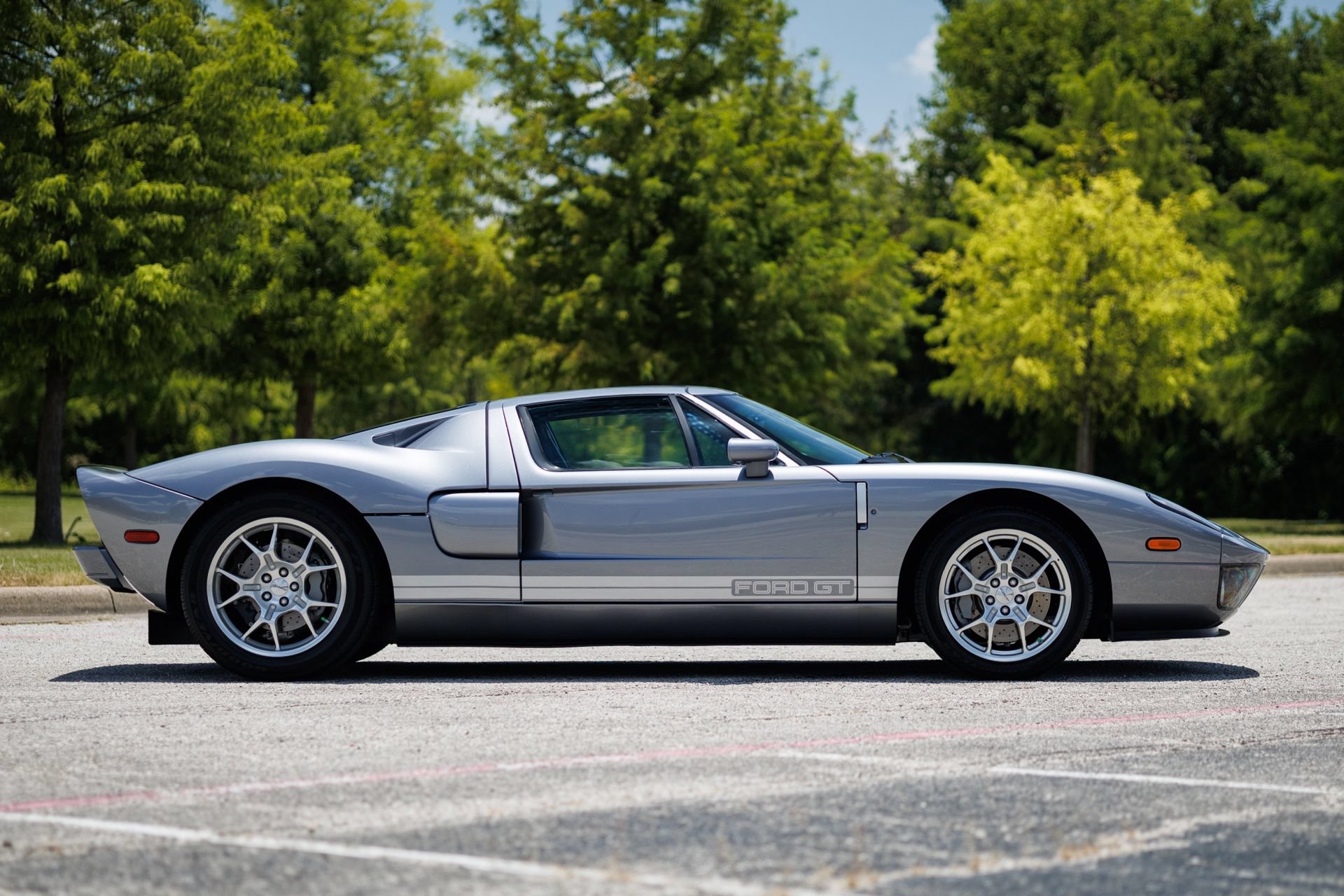 Used 2006 Ford GT RWD image 7