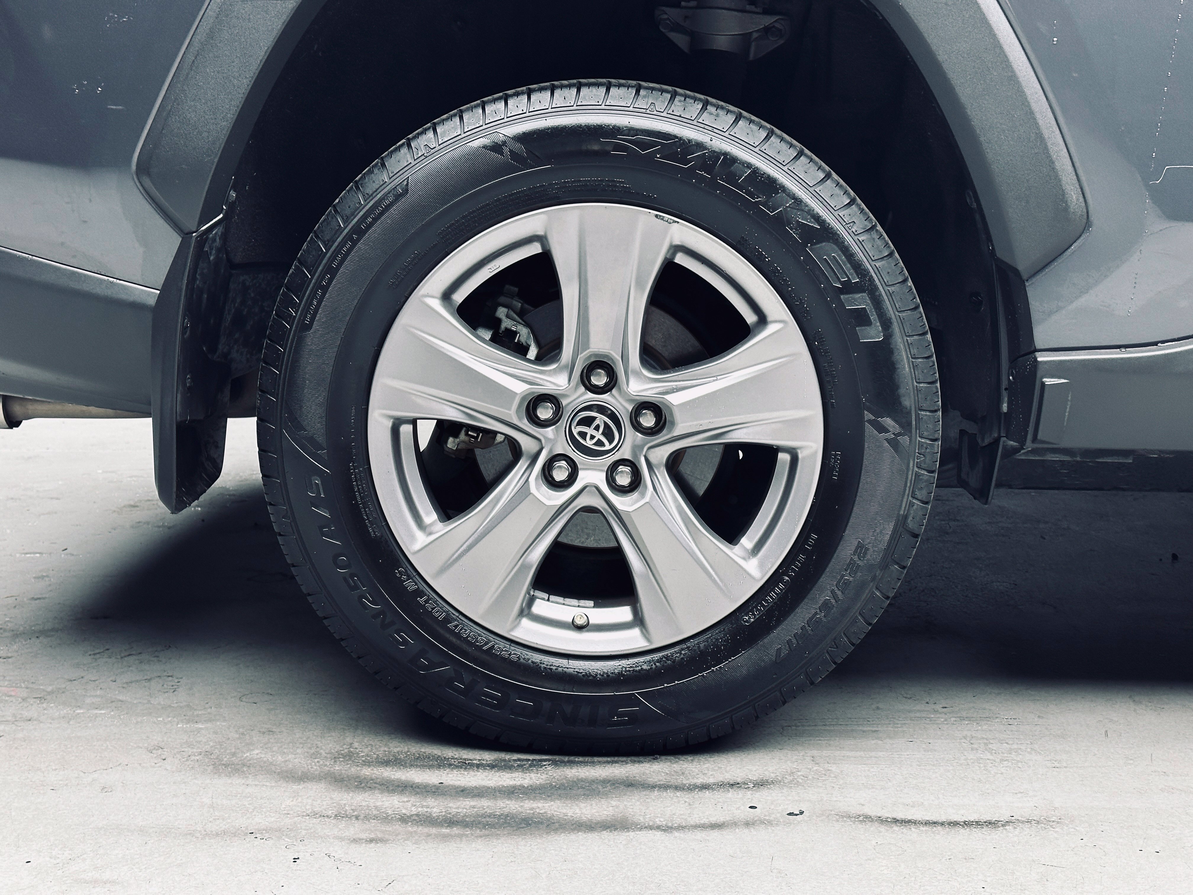 Used 2019 Toyota RAV4 LE w/ Carpet Mat Package FWD image 32