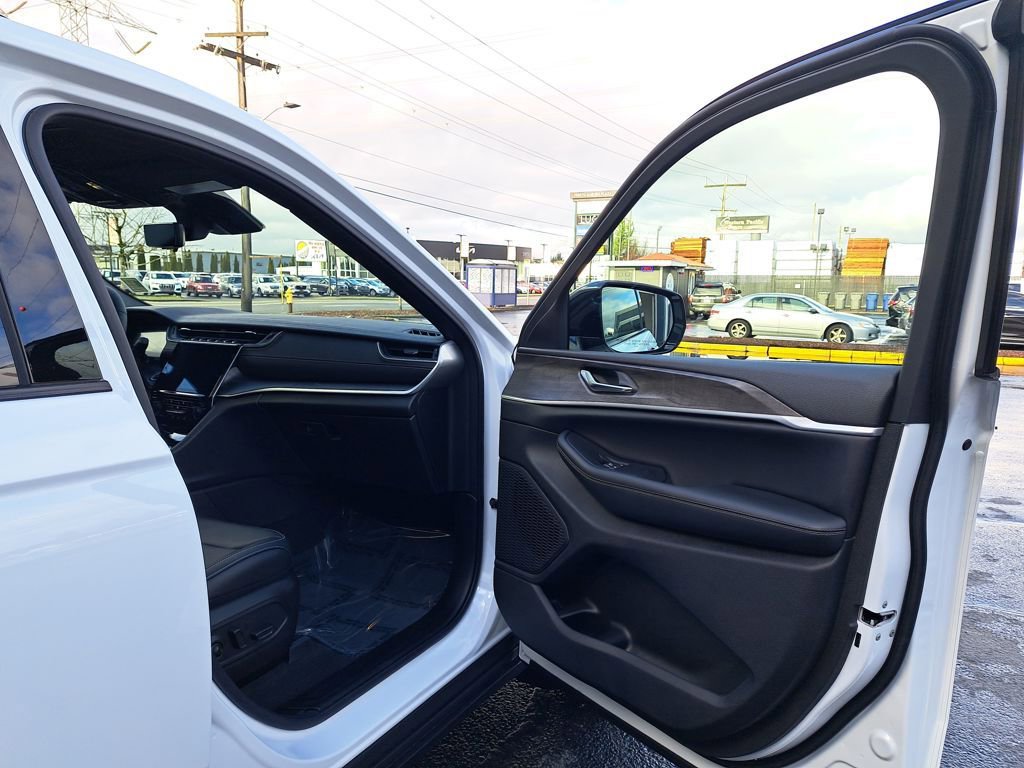 New 2025 Jeep Grand Cherokee Limited w/ Luxury Tech Group II image 16