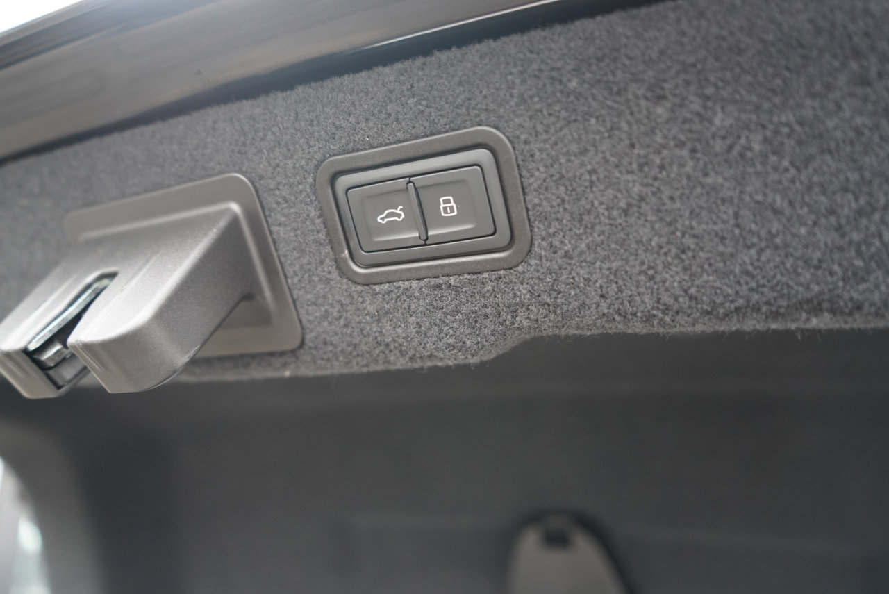 Used 2022 Audi S8 w/ S8 Comfort Plus Package image 46