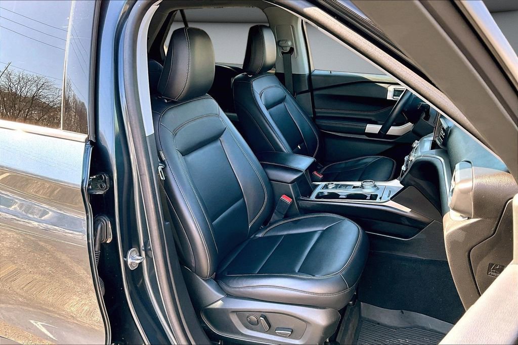 Used 2022 Ford Explorer XLT w/ Equipment Group 202A image 29