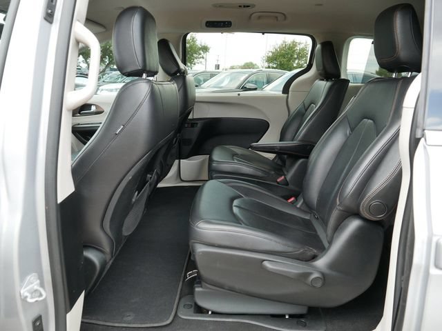 Used 2017 Chrysler Pacifica Premium FWD image 17