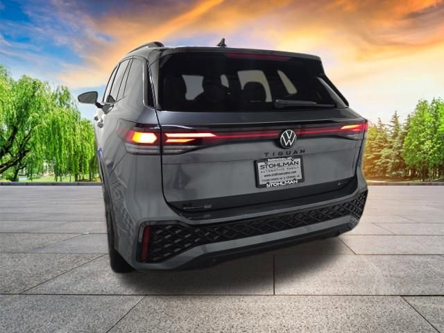 Used 2025 Volkswagen Tiguan SE R-Line AWD/4WD image 6