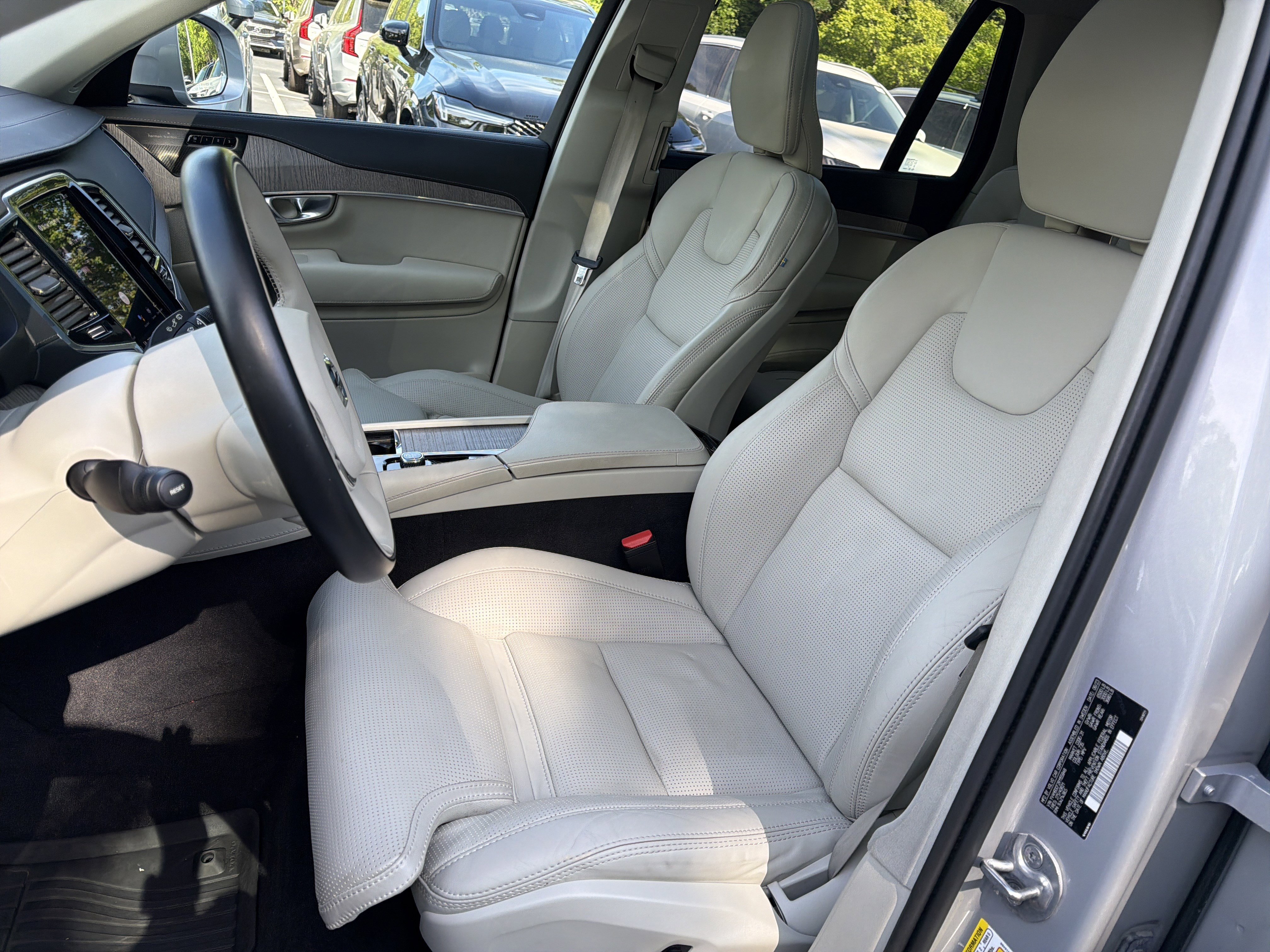 Certified 2024 Volvo XC90 T8 Ultimate w/ Protection Package Premier image 16