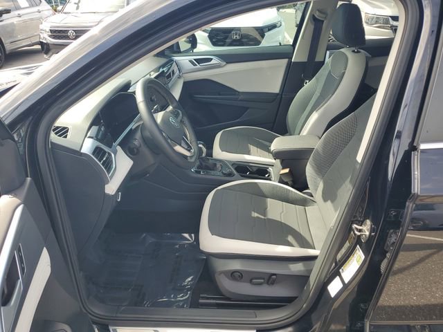 Used 2025 Volkswagen Taos SE w/ Panoramic Sunroof Package image 17
