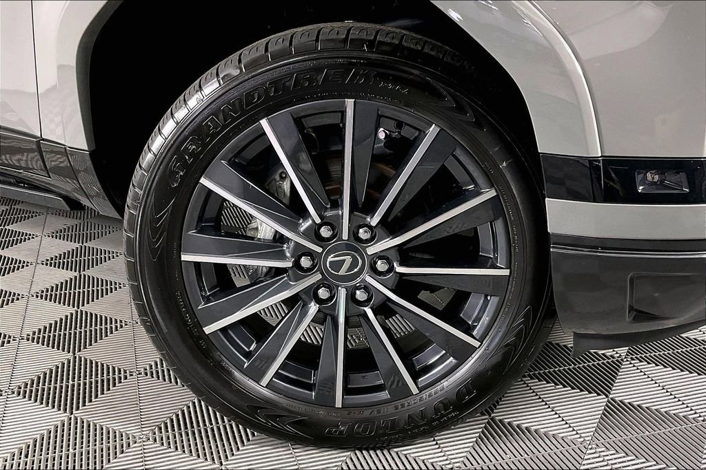 Used 2024 Lexus GX 550 image 11