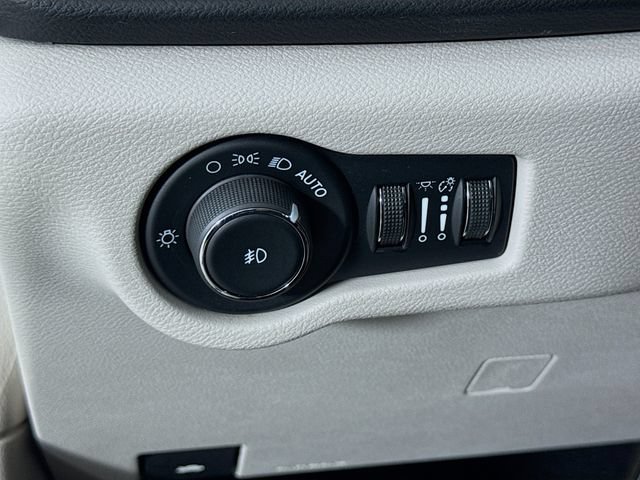 Used 2024 Chrysler Pacifica Touring-L FWD image 10