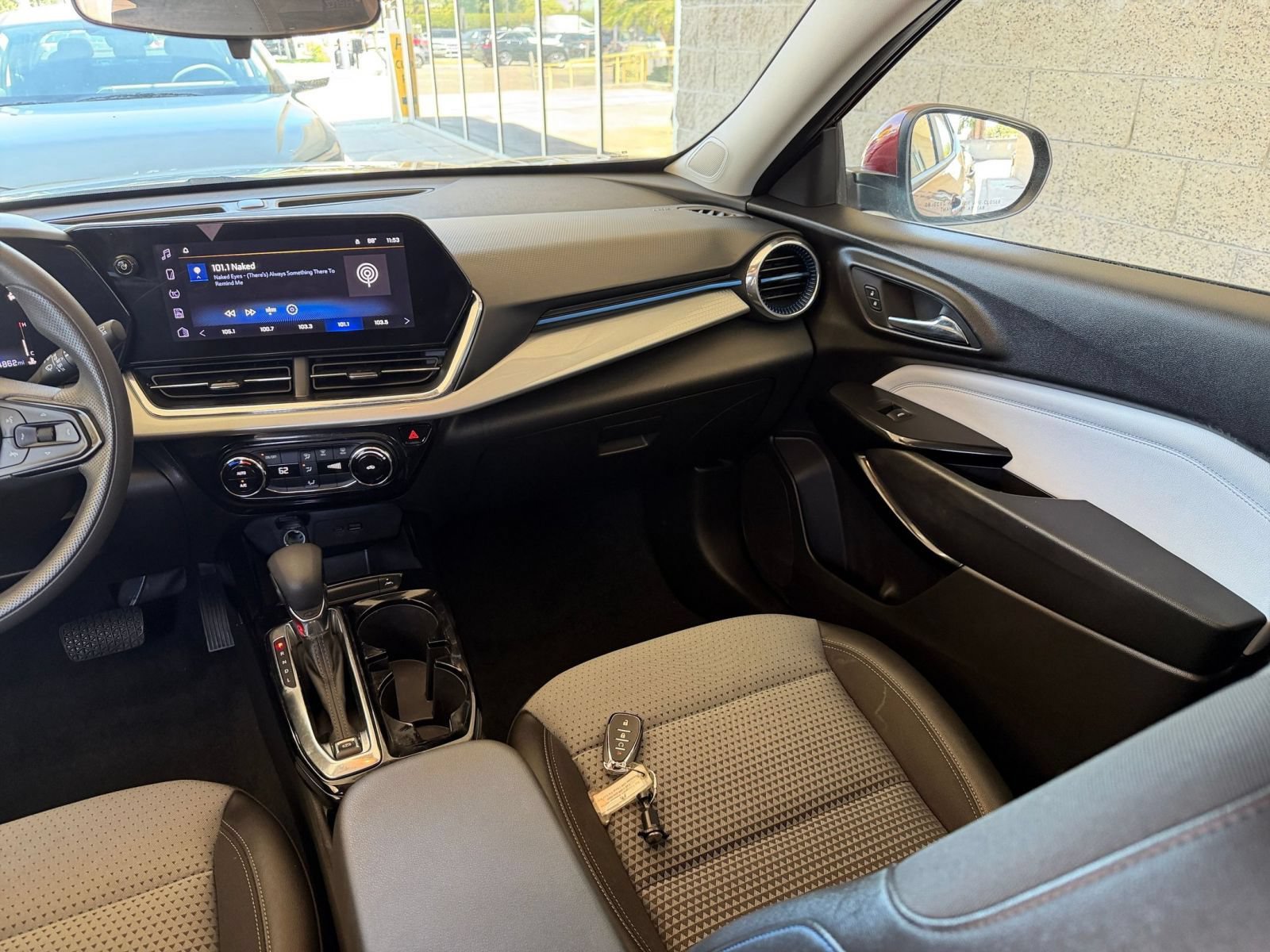 Used 2025 Chevrolet Trax LT FWD image 34