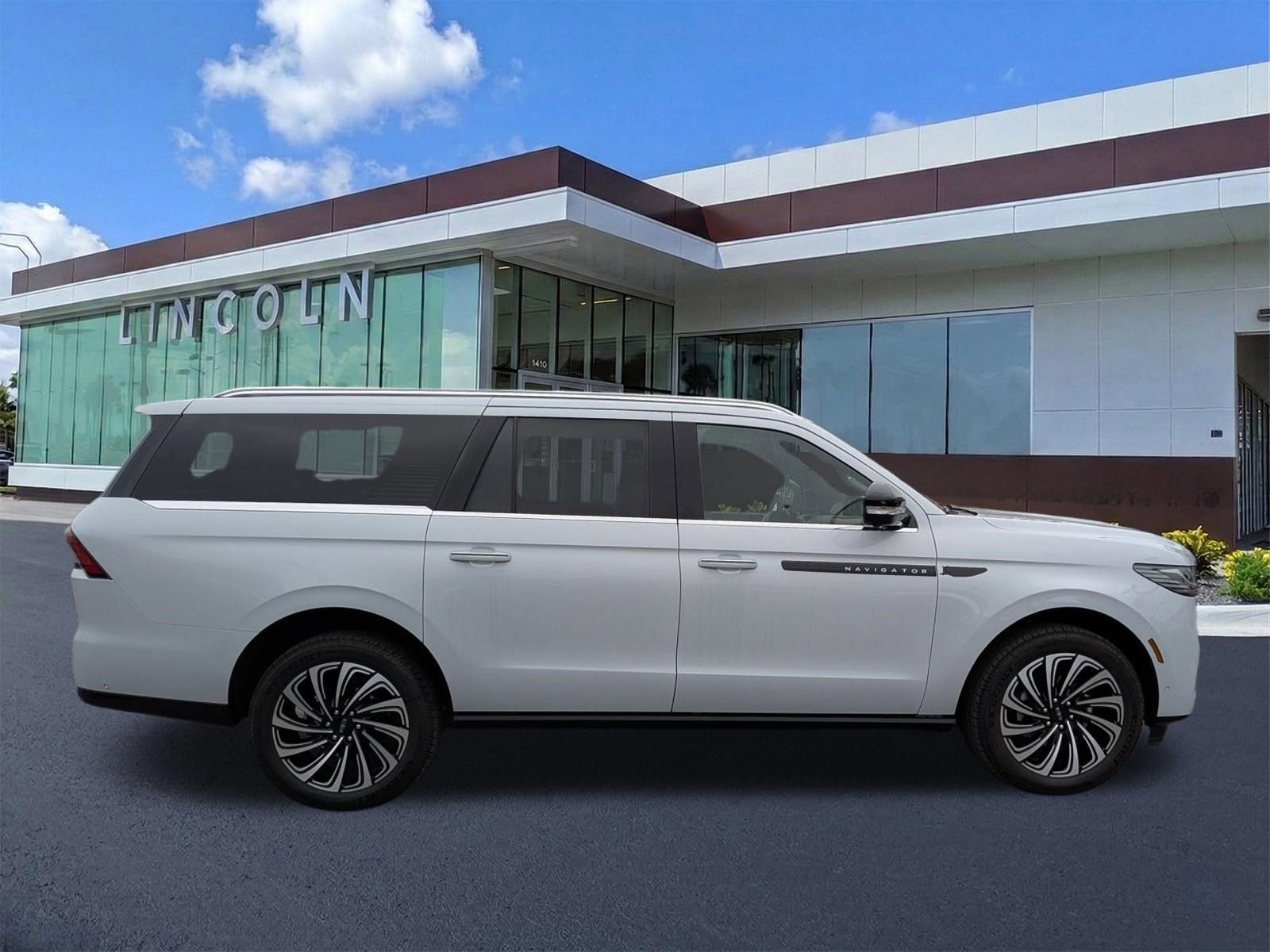 Certified 2025 Lincoln Navigator L Black Label video 4