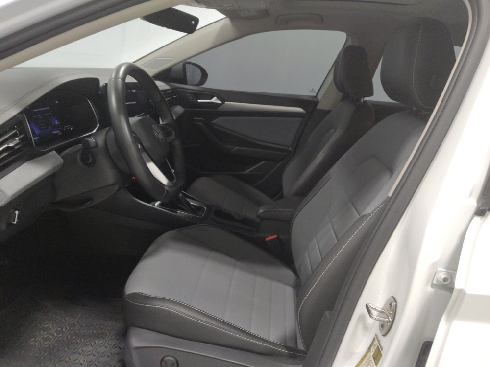 Used 2025 Volkswagen Jetta SE FWD image 17