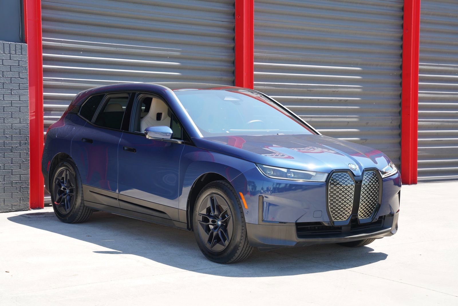 Used 2024 BMW iX xDrive50 w/ Premium Package image 3