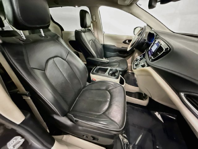 Used 2020 Chrysler Pacifica Limited w/ Tire & Wheel Group FWD image 29