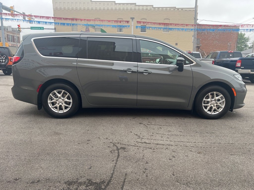 New 2025 Chrysler Pacifica Select image 6