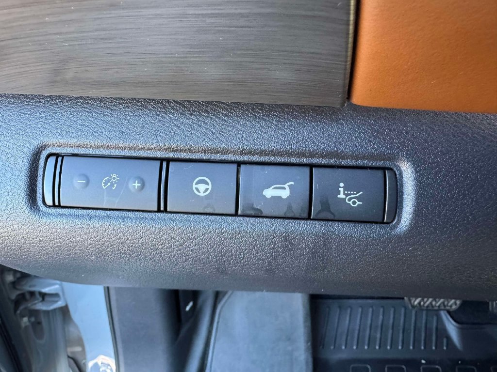Used 2022 Nissan Pathfinder Platinum w/ Cargo Package AWD/4WD image 24