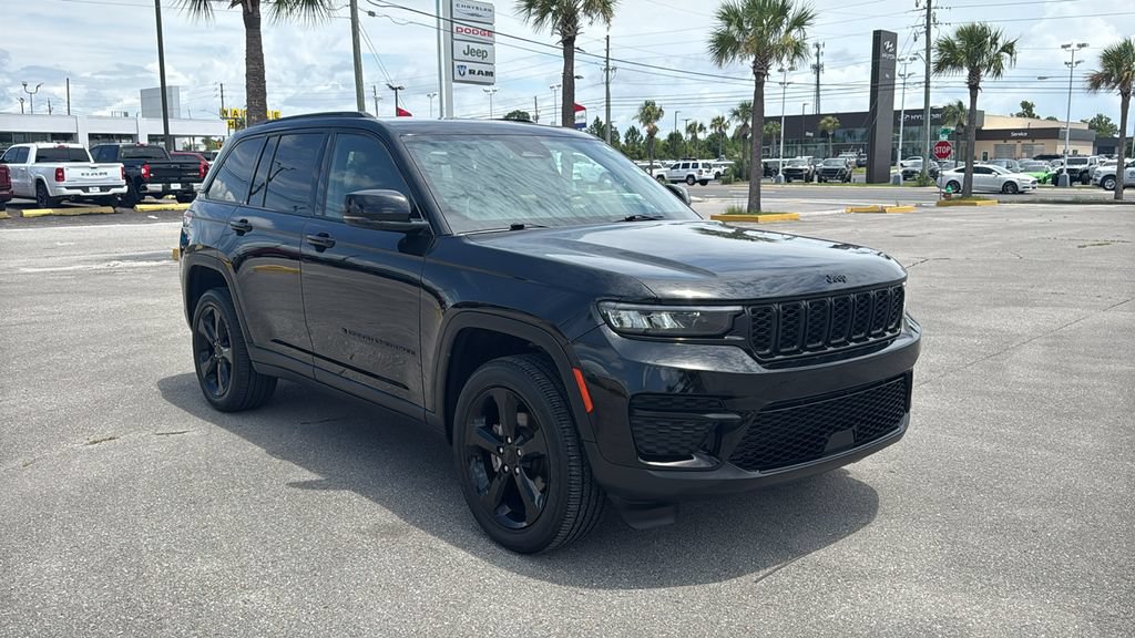 Used 2023 Jeep Grand Cherokee Altitude AWD/4WD image 8