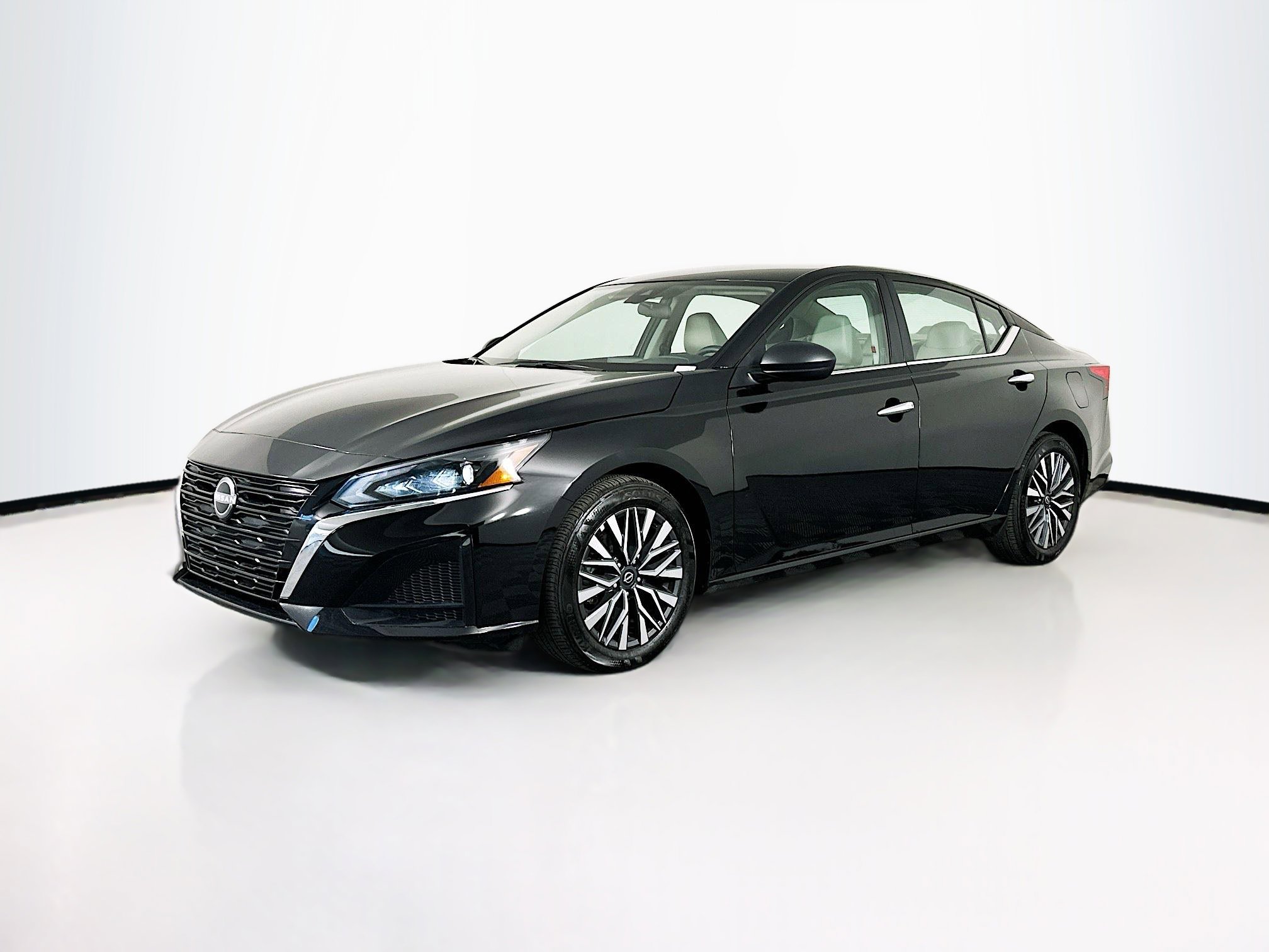 Used 2025 Nissan Altima 2.5 SV image 3
