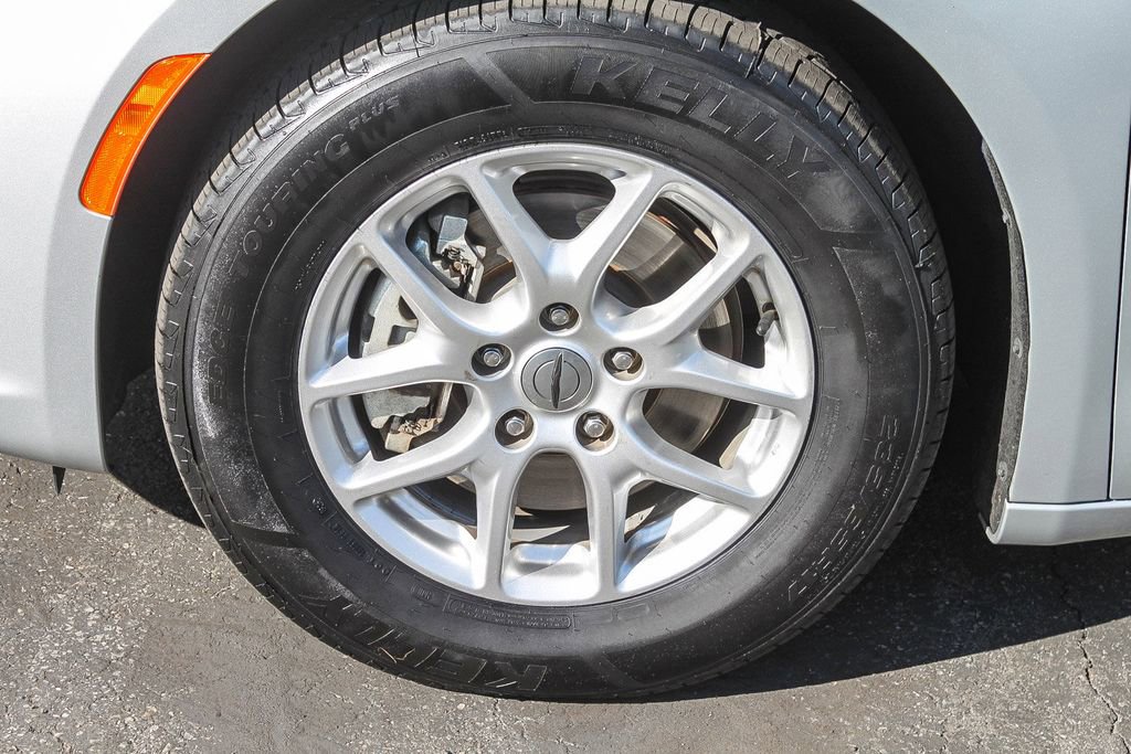 Used 2024 Chrysler Pacifica Touring-L image 14