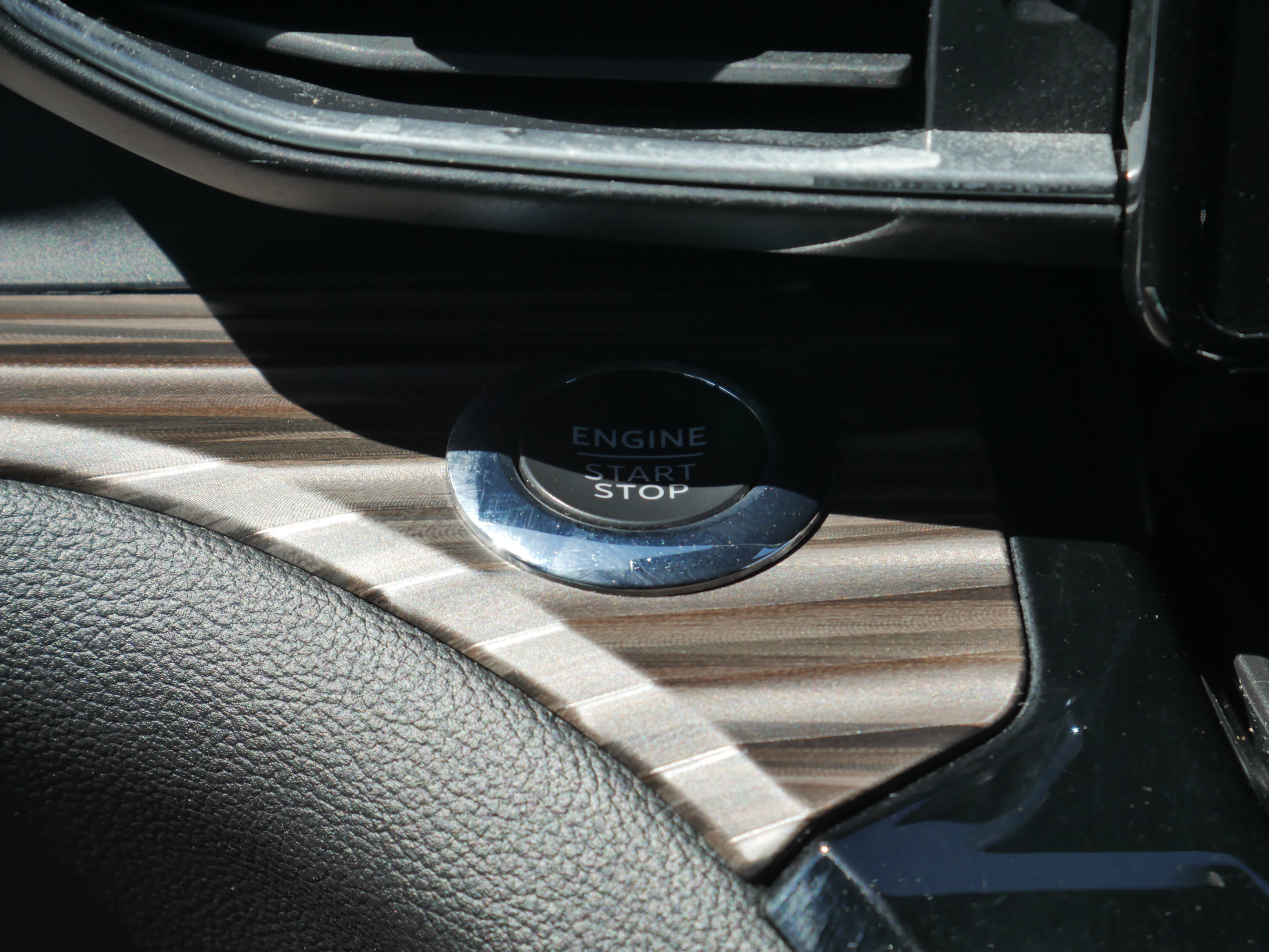 Certified 2022 Ford Explorer Limited AWD/4WD image 9