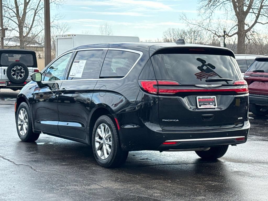 Used 2023 Chrysler Pacifica Touring-L AWD/4WD image 7