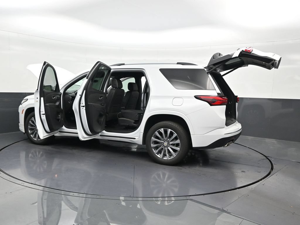 Used 2023 Chevrolet Traverse Premier FWD image 35