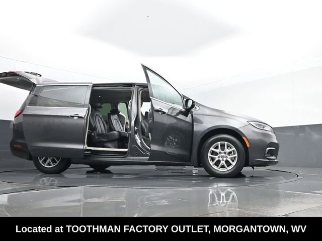 Used 2023 Chrysler Pacifica Touring-L image 34