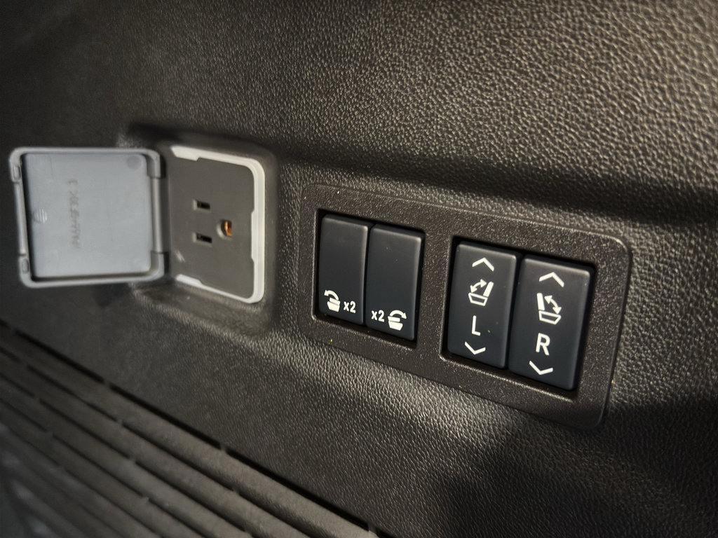 Used 2025 GMC Yukon XL Elevation w/ LPO, Elevation Black Package image 22