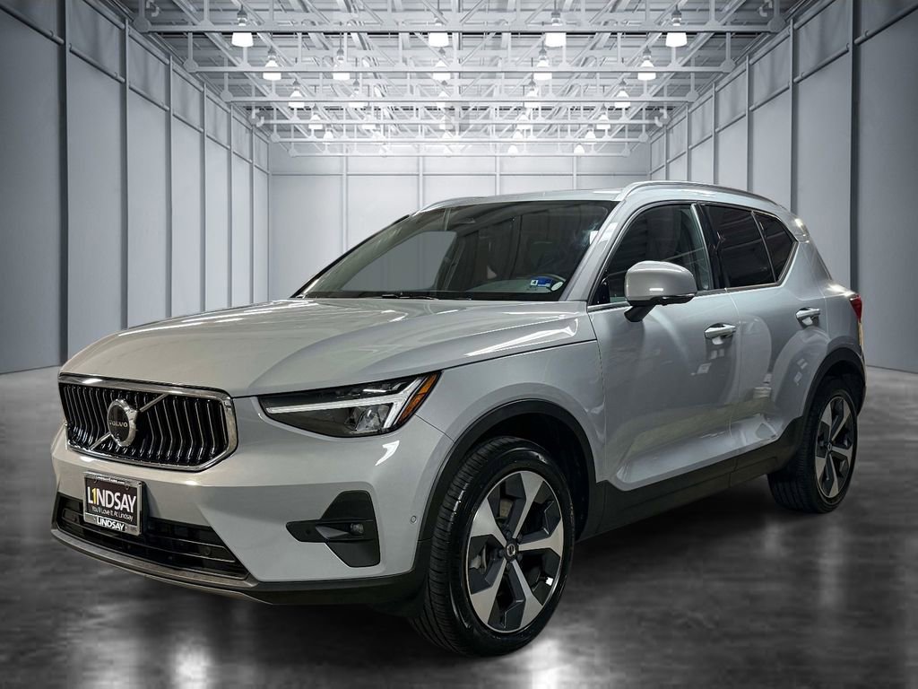 Used 2025 Volvo XC40 B5 Plus AWD/4WD image 1