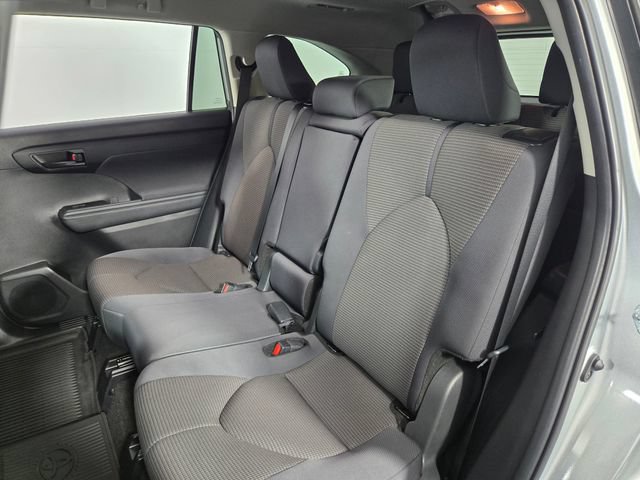 Used 2024 Toyota Highlander LE AWD/4WD image 16
