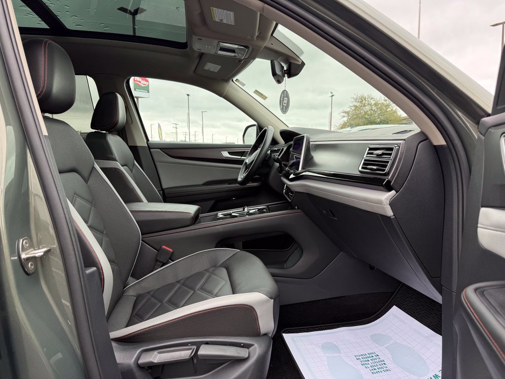 Used 2024 Volkswagen Atlas Peak Edition SE AWD/4WD image 19